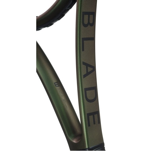 Tennis racket Wilson Blade 100UL V8.0 - strung Tennis racket Wilson Blade 100UL V8.0 - strung